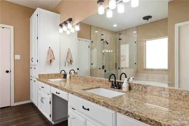 Building Photo - 3202 W San Luis Cir