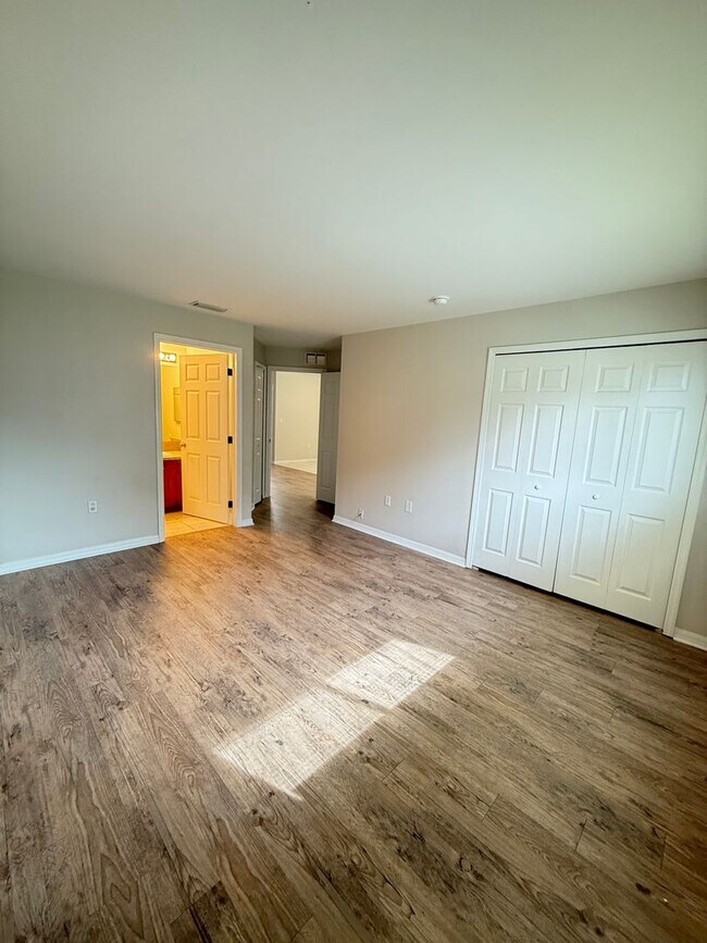 Building Photo - 2 Bedroom + Den, 2 Bath Duplex!