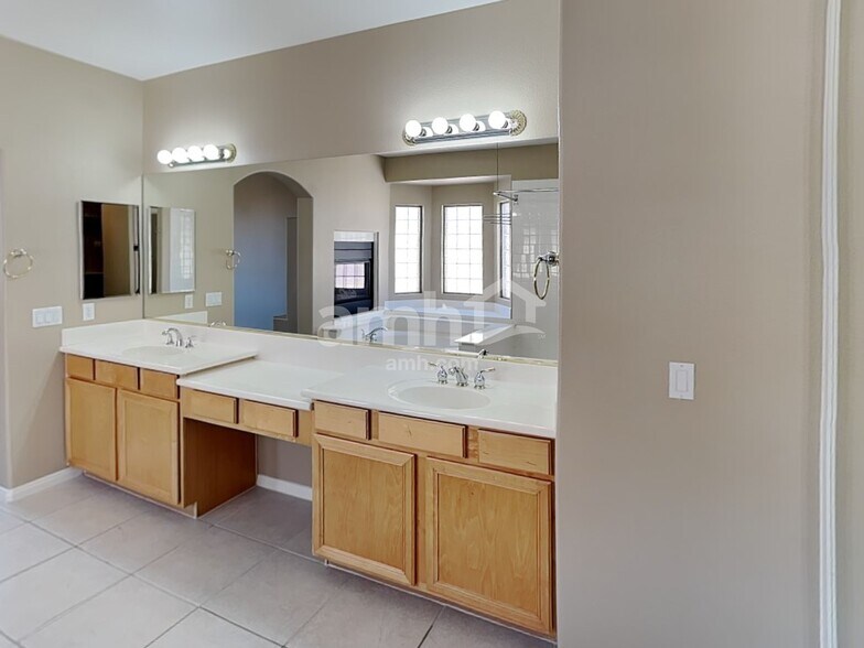 Building Photo - 10820 Canisteo St