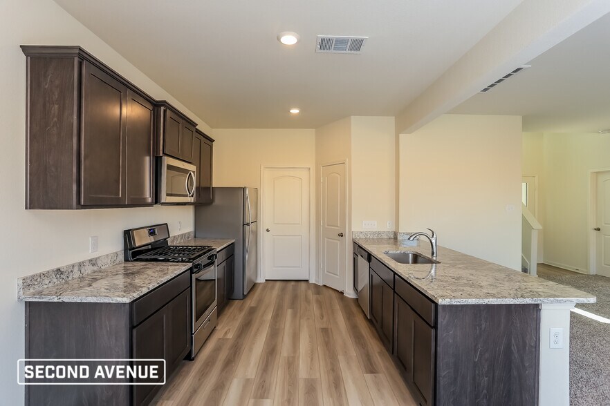 Building Photo - 1305 Woodwinds Dr