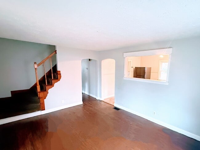 Building Photo - 4 Bedroom 1 Bathroom Home