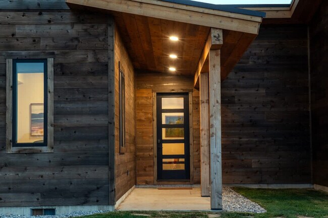 Building Photo - 3402 Alta Vista Dr