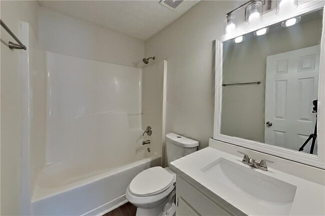 Building Photo - 6460 River Hill Dr