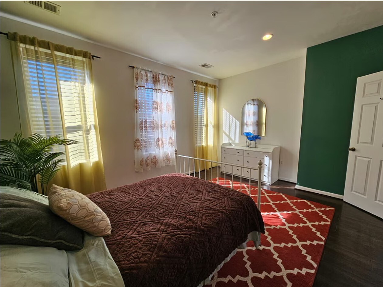 Building Photo - 2517 Saint Paul St