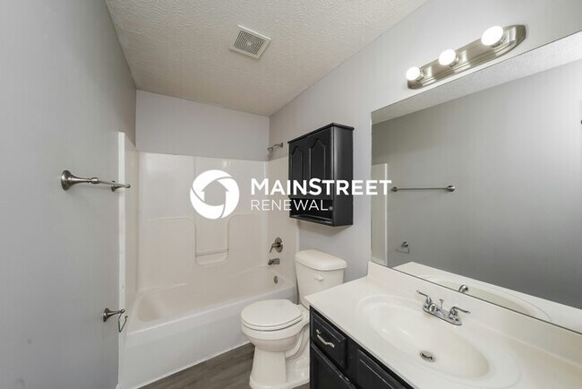 Building Photo - 3 Bedroom Pet-Friendly Home in LOUISVILLE, KY with Main Street Renewal
