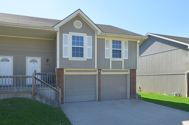 Building Photo - 2 Bed, 2 Bath Platte City Duplex with 2 ca...