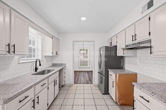 Building Photo - 6326 Thornfield Dr