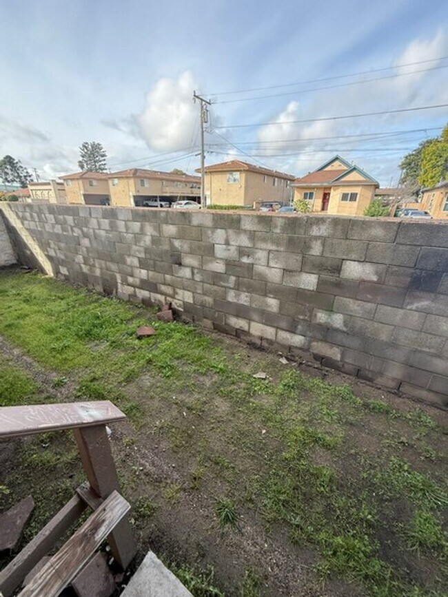 Building Photo - Completely renovated 3 bedroom apartment with a patio