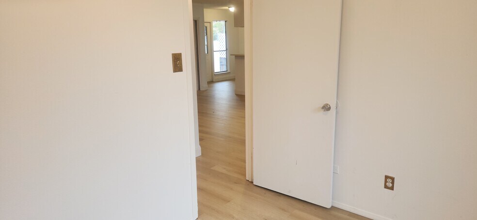 Building Photo - 605 E Applegate Dr