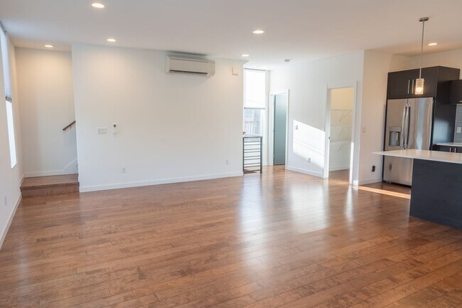 Building Photo - 3bd/3.25ba Seattle Home