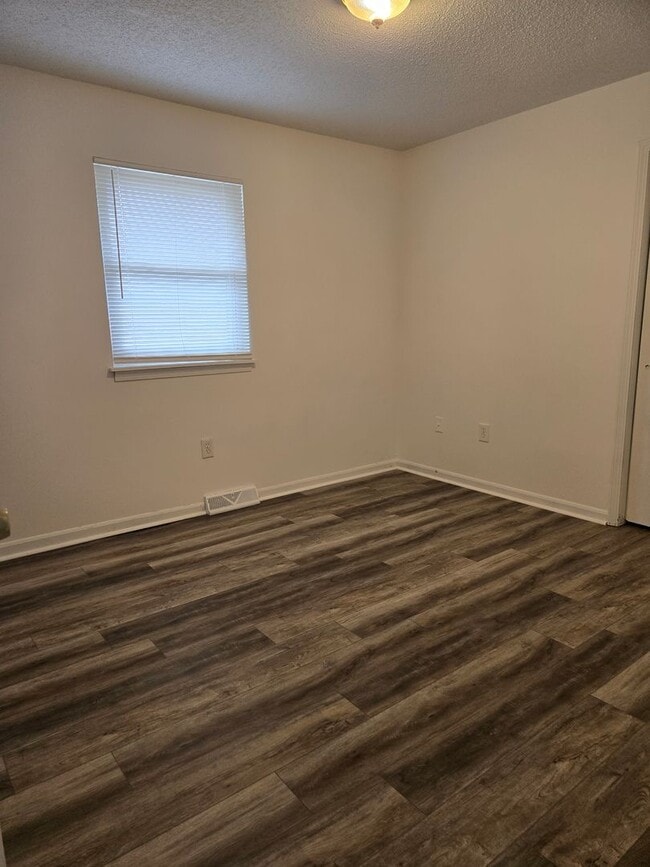 Building Photo - 3 BR/1.5 BA - Kansas City, KS