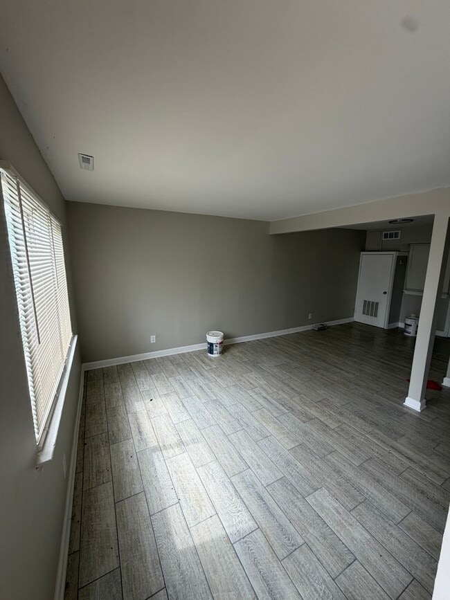 Building Photo - 3625 Glenwood Dr