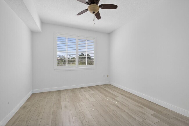 Building Photo - 5301 Myrtlewood Cir E