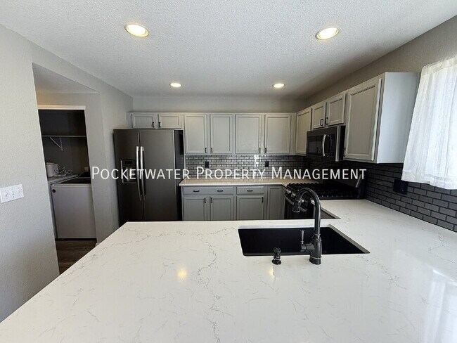 Building Photo - 6270 Snowberry Ave