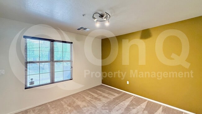 Building Photo - 2222 E Huntington Dr