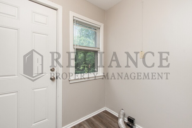 Building Photo - 1303 W 33rd St S