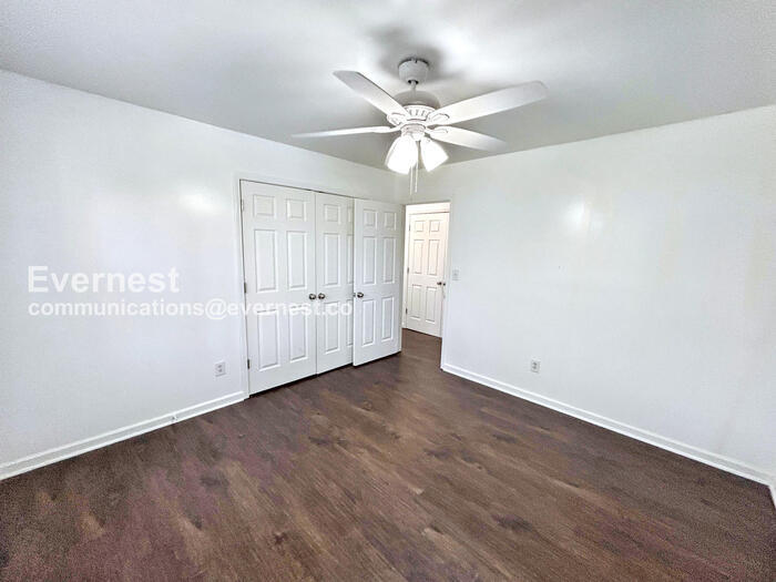 Building Photo - 393 Annie St