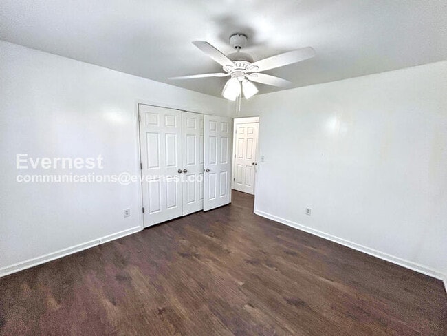 Building Photo - 393 Annie St