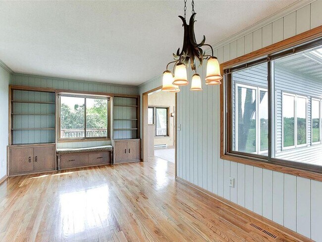 Building Photo - Spacious 4+ Bedroom with Vaulted Family Room, Fireplace, Panoramic Views, Bonus Room, Pets OK!