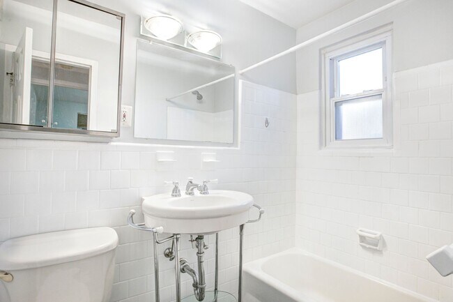 Building Photo - Bright 1 Bed/1 Bath in Hill East! Parking + Storage Included