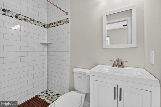 Building Photo - 2543 Nicholas St