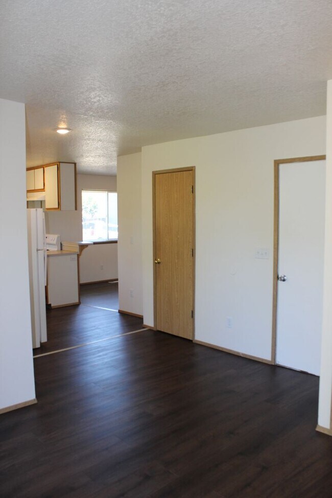 Building Photo - 3 bedroom, 2 1/2 bath home in quiet Scappoose neighborhood near parks