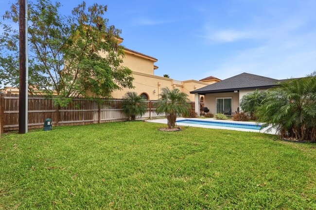 Building Photo - 1809 Pease St