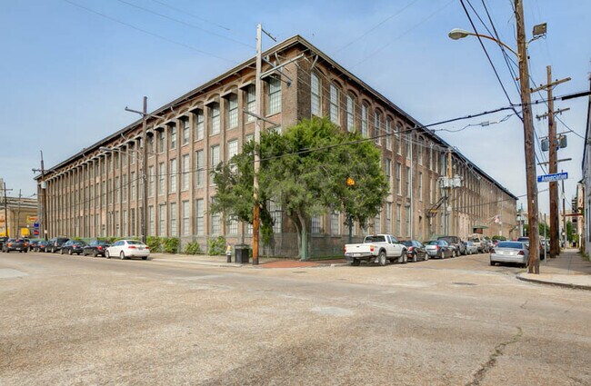 Primary Photo - 920 Poeyfarre St