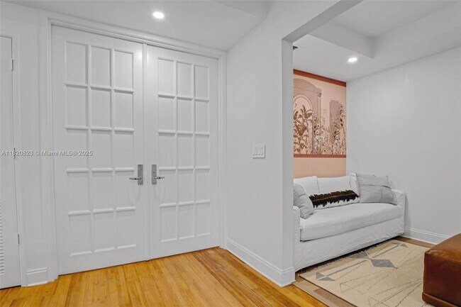Building Photo - 725 Crandon Blvd