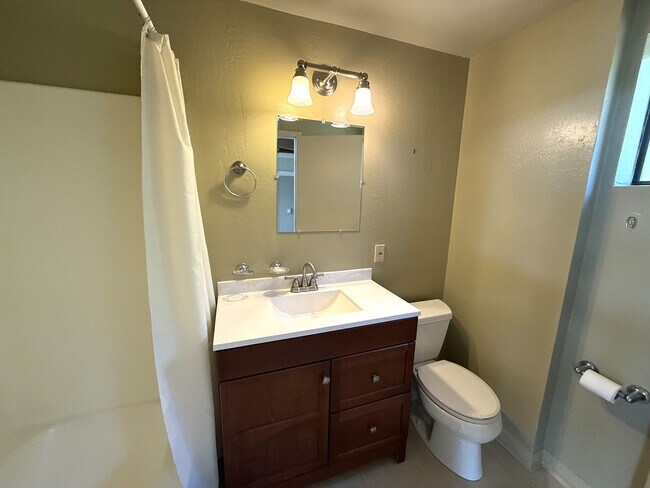 Building Photo - SPACIOUS  FOUR BED / THREE BATH SAN RAFAEL...