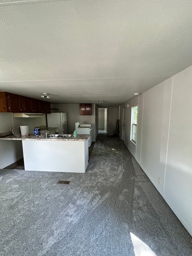 Building Photo - Three bedroom trailer