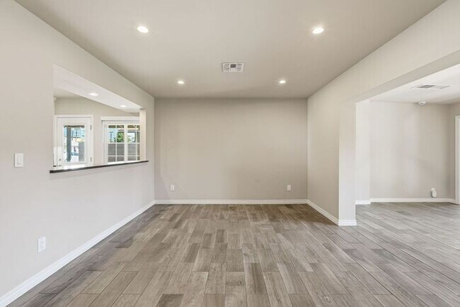 Building Photo - Modern 4 Bedroom, 3 Bathroom Home