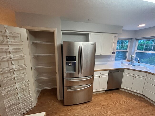 Building Photo - 3 Bed, 2.5 bath Townhome w/1-car garage in Highland Park neighborhood of Renton, $3,075/mo.