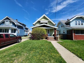 Building Photo - 3 Bedroom House