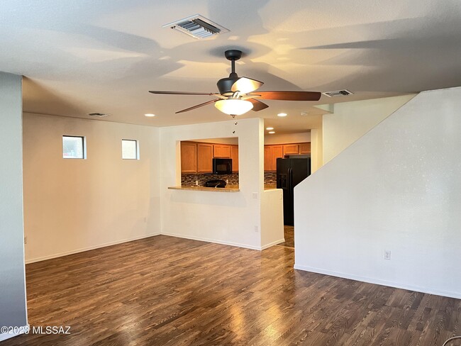 Building Photo - 10573 E Pleasant Pasture Dr