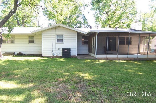 Building Photo - 2020 E Holly Ct