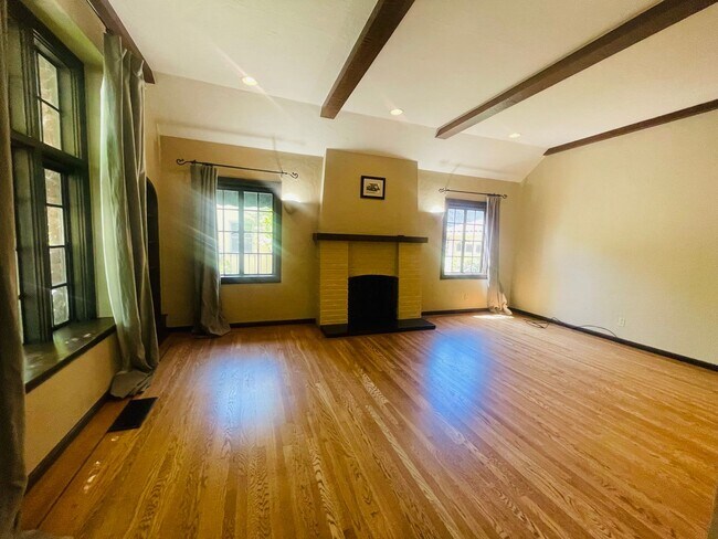Building Photo - Gorgeous 3bed/2bath home in East Sac