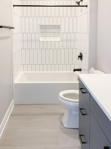 Building Photo - 1058 W Cornelia Ave