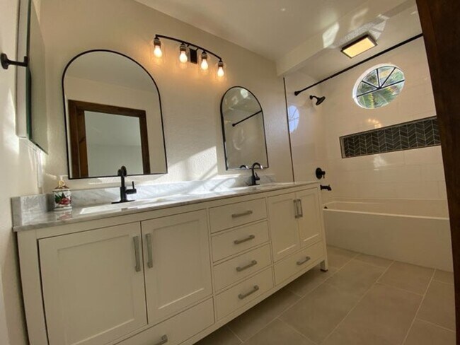 Building Photo - Beautiful 3BD/2.5Bath home within the Rancho Del Oro Village!