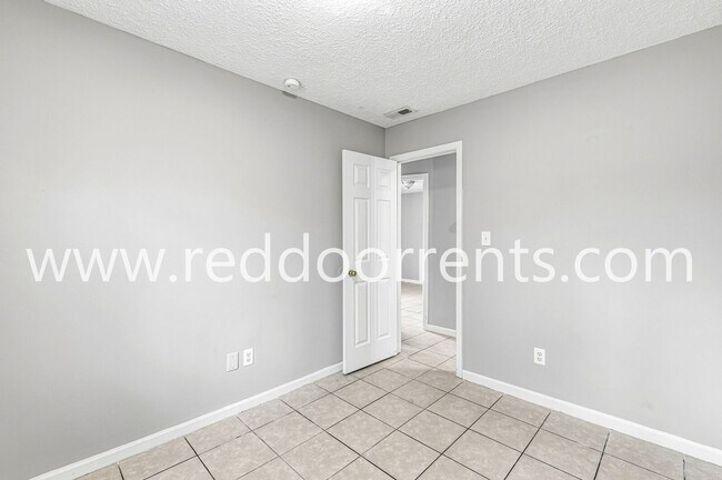 Building Photo - Charming 3-Bedroom Ranch in Plainfield