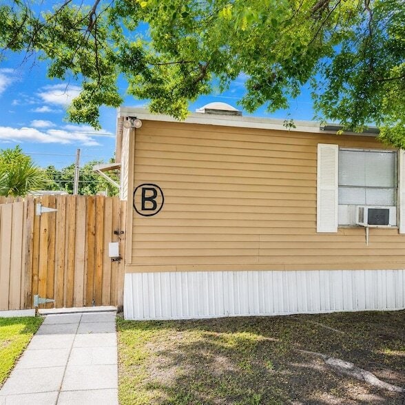 Building Photo - 7494 Charlin Pkwy