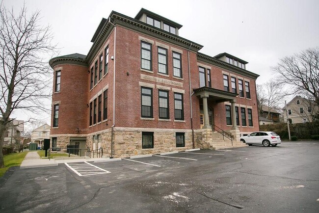 Building Photo - 32 Carey St