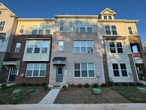 Building Photo - Modern 4 Bed 3.5 Bath Interior Townhome In Manassas City