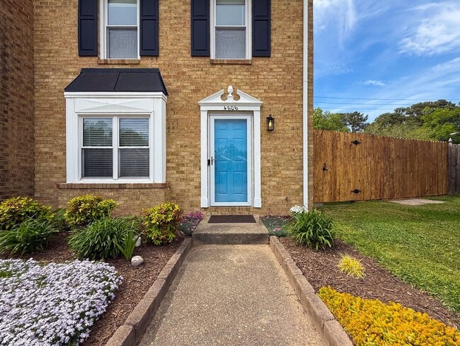 Building Photo - Double En-Suite Townhome