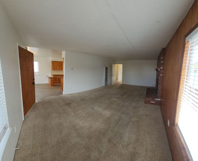 Building Photo - 550 Piney Way
