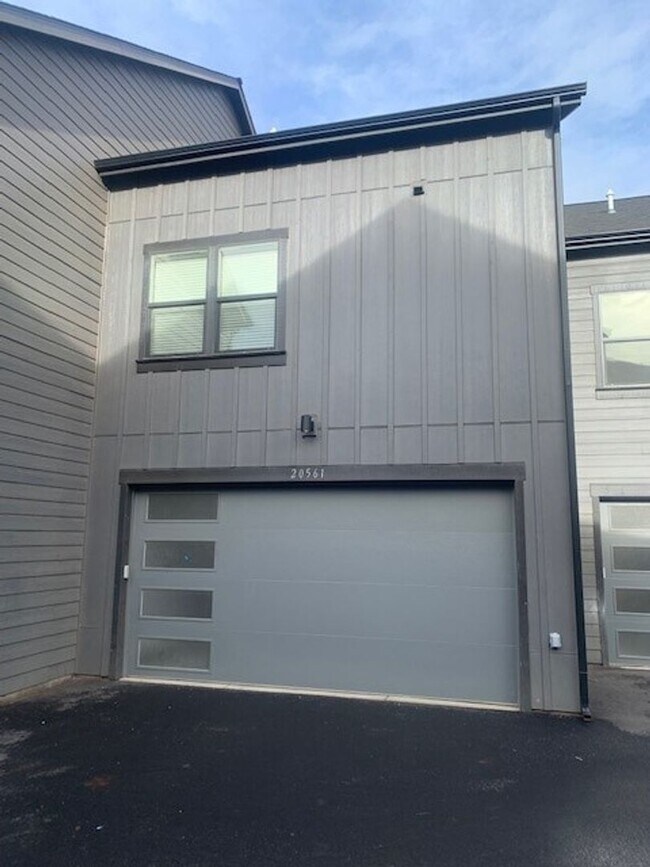 Building Photo - 3 Bed/3 Bath Modern and Luxurious Townhome in NE Bend