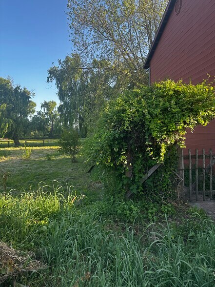 Side of house - 952 Darlene Dr