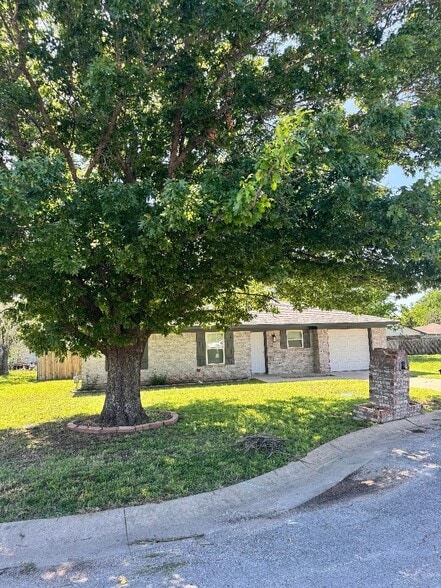 Building Photo - 821 Vernon Ct