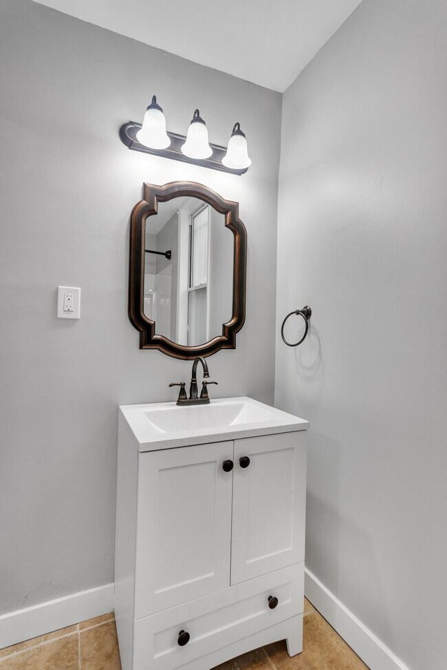 Building Photo - 4 Bed 2 Bath - Newly updated Shadyside home