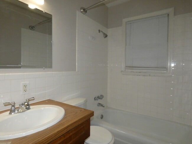 Building Photo - Updated Duplex in Pleasant Valley!